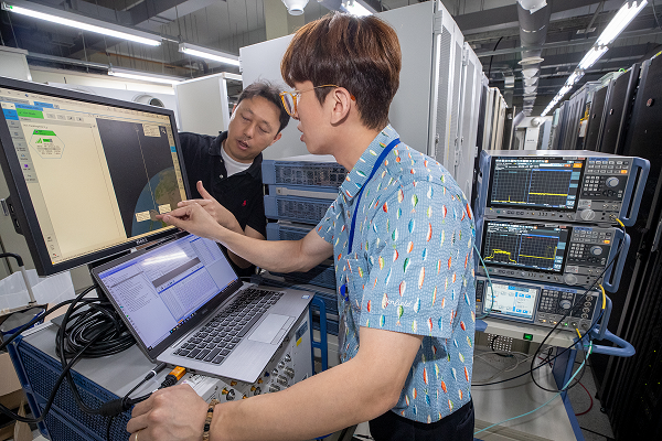 KT researcher is checking the status of the Mugunghwa Satellite and the 5G network connection KT researcher is checking the status of the Mugunghwa Satellite and the 5G network connection