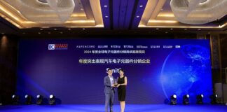 IIC Shenzhen Claudio Chan accepts award