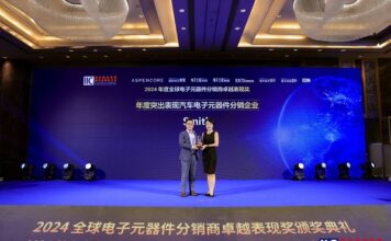 IIC Shenzhen Claudio Chan accepts award