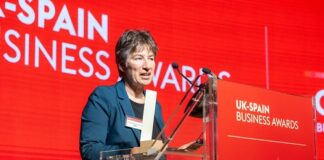 Mónica Martínez Walter, president of GMV, thanking the British Embassy for the award